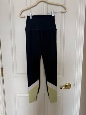 High-Waist Navy Leggings with Green and White Accent